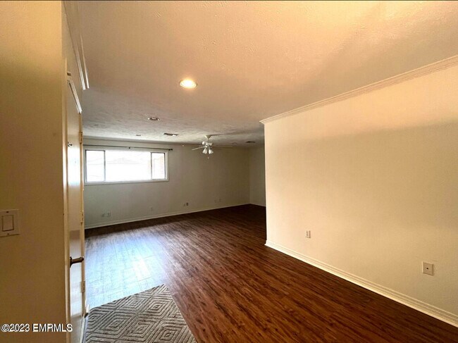 Building Photo - 2113 Valleyview Dr