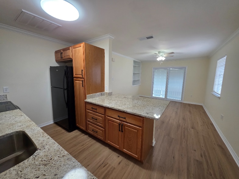 Building Photo - 4780 Pontchartrain Dr