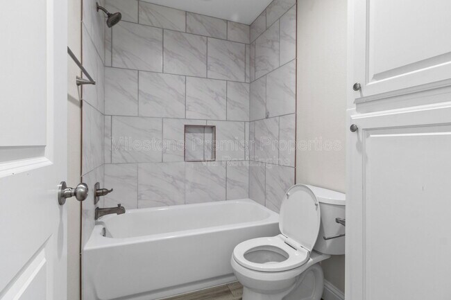 Building Photo - 931 N Barrett Ave