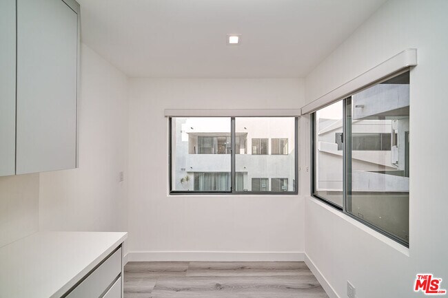 Building Photo - 137 S Maple Dr