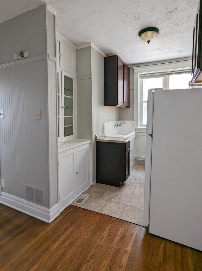 Kitchen - 4547 Shenandoah Ave