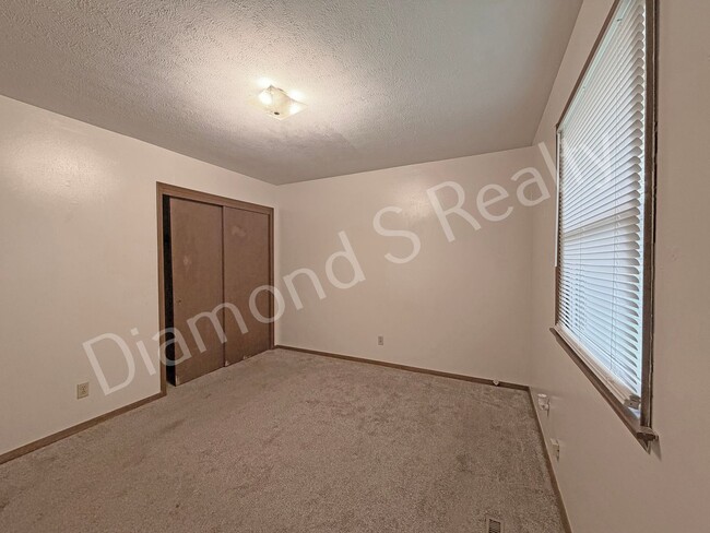 Building Photo - 2 Bedroom Duplex Available Now!  Great Location!