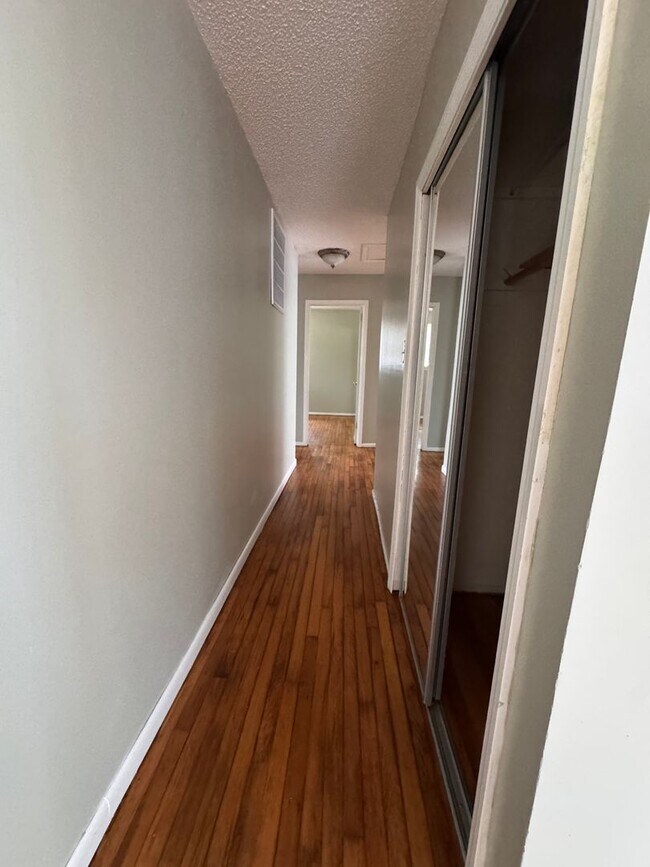 Building Photo - 503 Henderson Dr