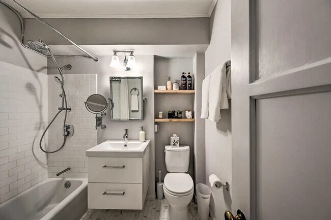 Building Photo - 1400 Hubbell Pl