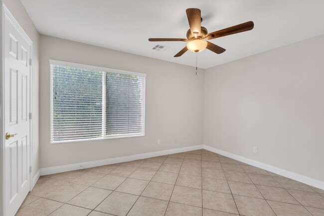 Building Photo - LUXORY 5 BEDROOM 3 1/2 BATH HOME LOCATED I...