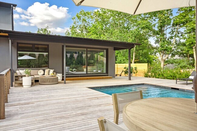 Building Photo - 32 Island View Dr W