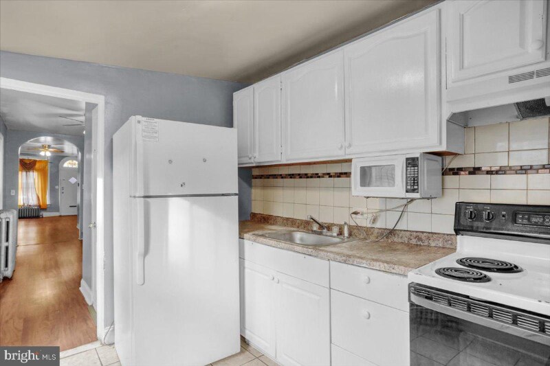 Building Photo - 637 Moss St