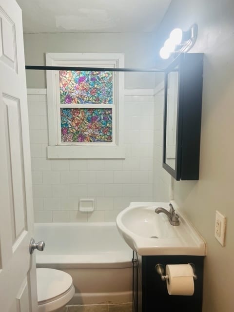 Building Photo - 2BR/1BA with washer and dryer included!