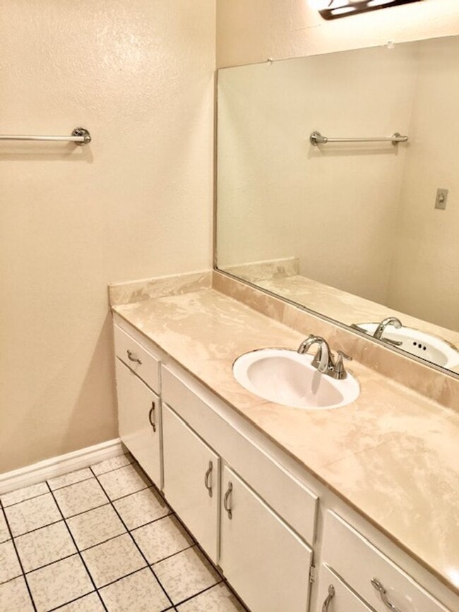 Building Photo - Great 2 bed 2 bath Condo in San Pablo Gate...