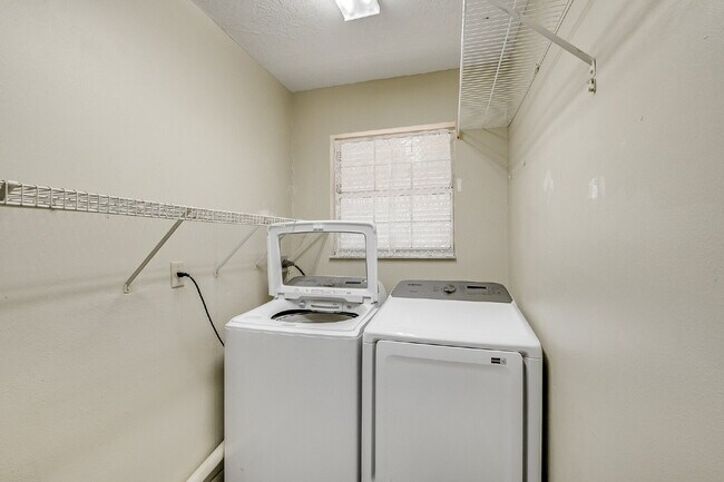 Building Photo - 4BR/2.5BA in gorgeous Melbourne Beach!