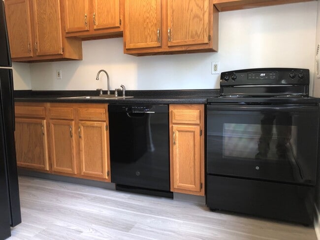 Building Photo - Spacious 2-Bedroom Townhouse