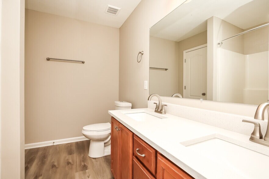 Building Photo - 141 Lyndhurst Dr