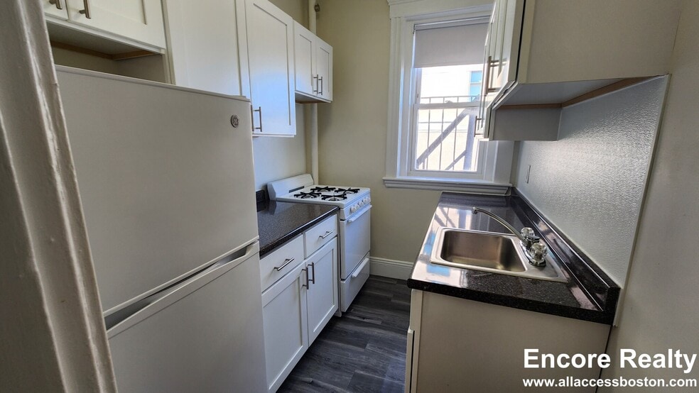 Building Photo - 2 Charlesgate W