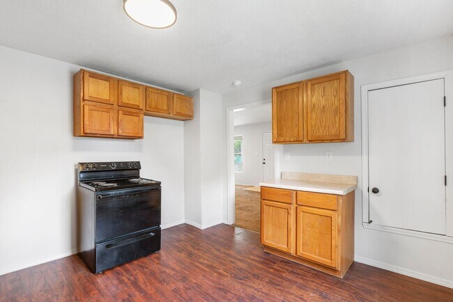 Building Photo - 3 bedroom | 2 bathroom | PETS WELCOME!