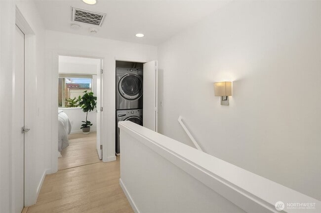 Building Photo - 3bd/2.25Ba Seattle Townhouse