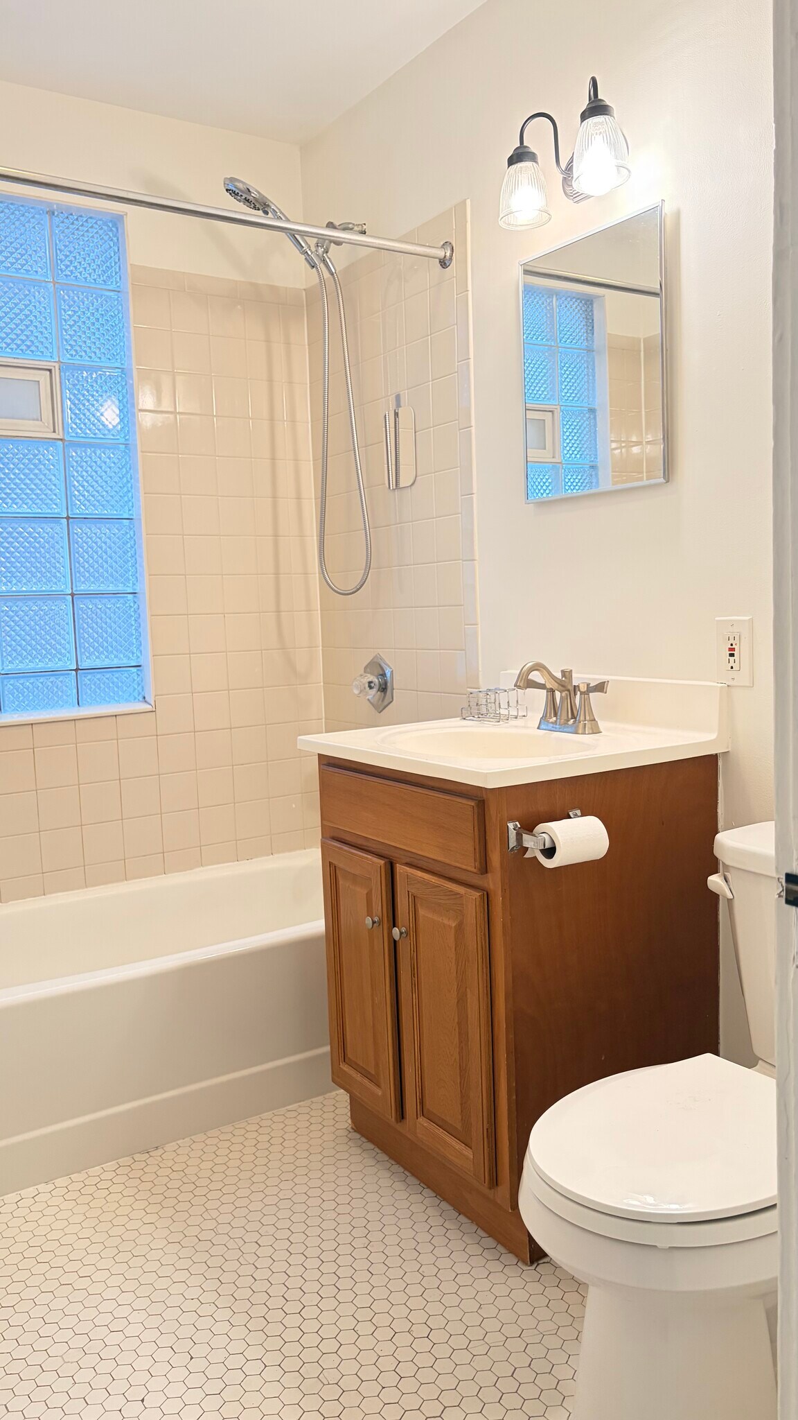 Building Photo - 693 Linwood Ave