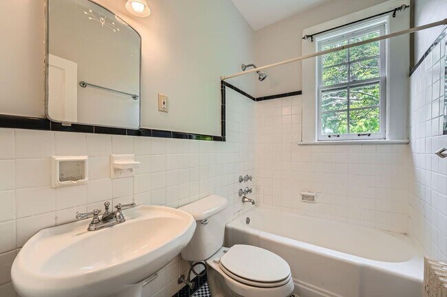 Building Photo - 21 Peachtree Memorial Dr NW