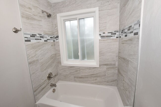 Building Photo - 1324 W 38th St