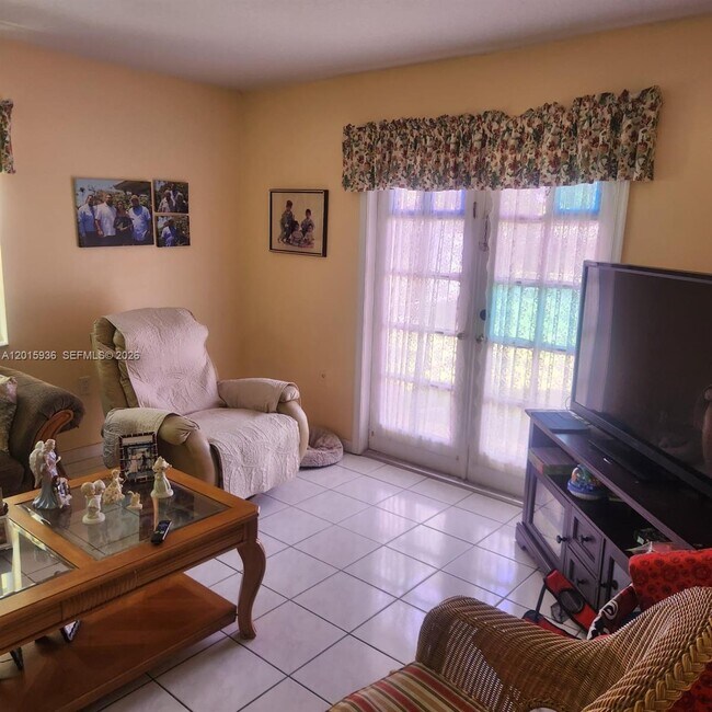 Building Photo - 2018 SW 58th Ct