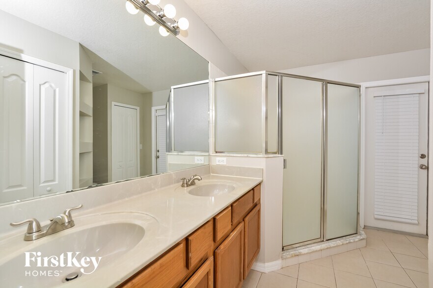 Building Photo - 1066 Ireland Dr