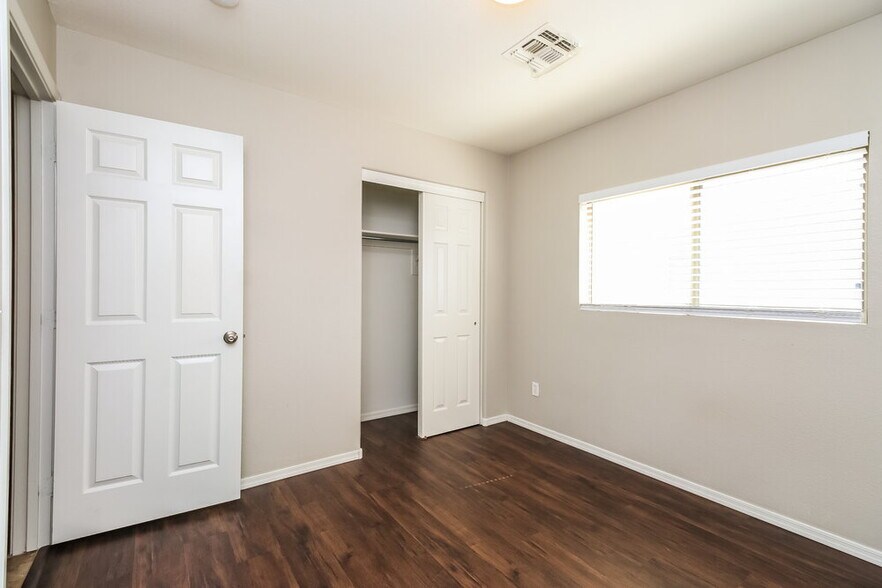Building Photo - 8528 E Desert Ln