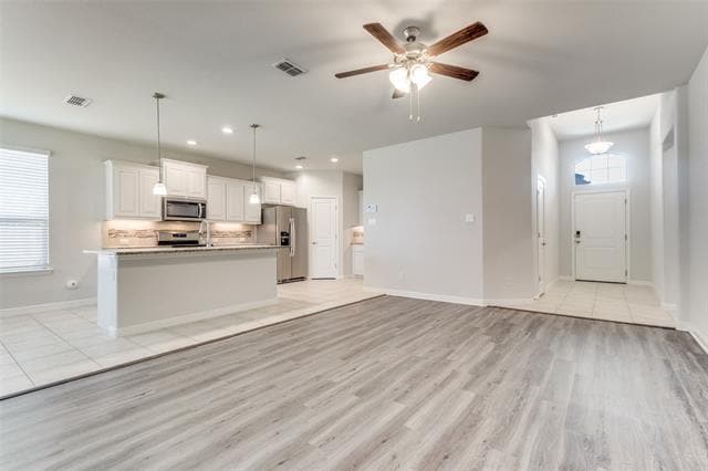 Building Photo - 15933 Charing Cross Dr