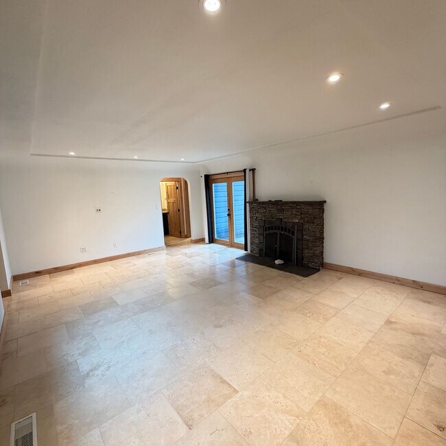 Building Photo - 3025 E 15th Ave