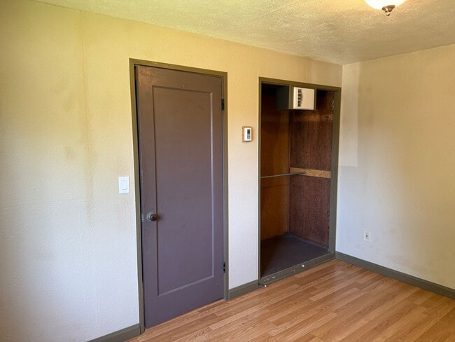 Building Photo - 1 bedroom, 1 bath duplex in Springfield!