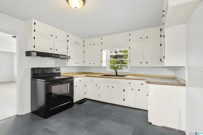 Building Photo - 932 5 Mile Rd