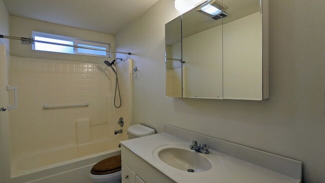 Building Photo - Conveniently located 3/2 home near Henders...