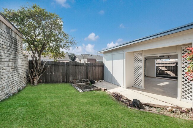 Building Photo - 629 Fern Meadow Dr