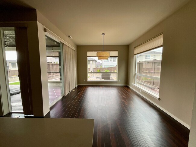 Building Photo - Beautiful and Spacious 4 Bedroom Home in M...