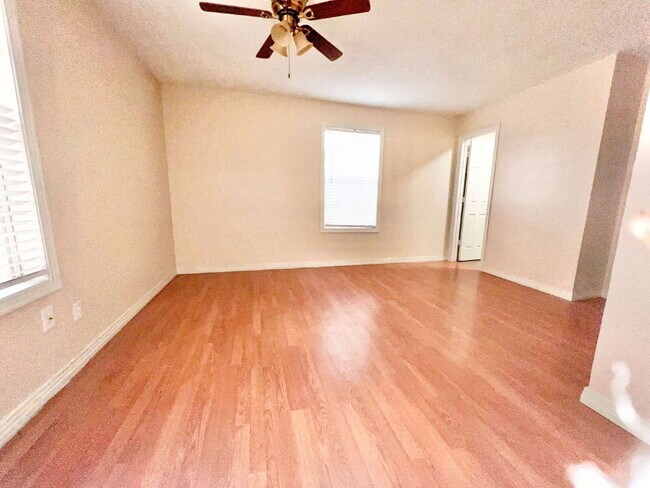Building Photo - "Charming 3-Bedroom Home with 2 Baths in Lubbock's Heart – 1277 Sq Ft of Comfort!"