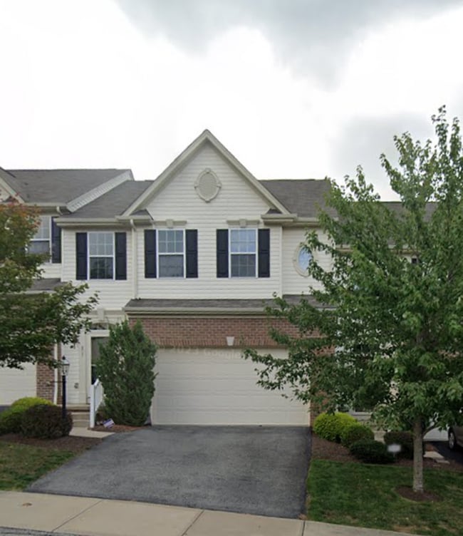 Building Photo - Beautiful 3 Bedroom town-home in Haymaker Pointe