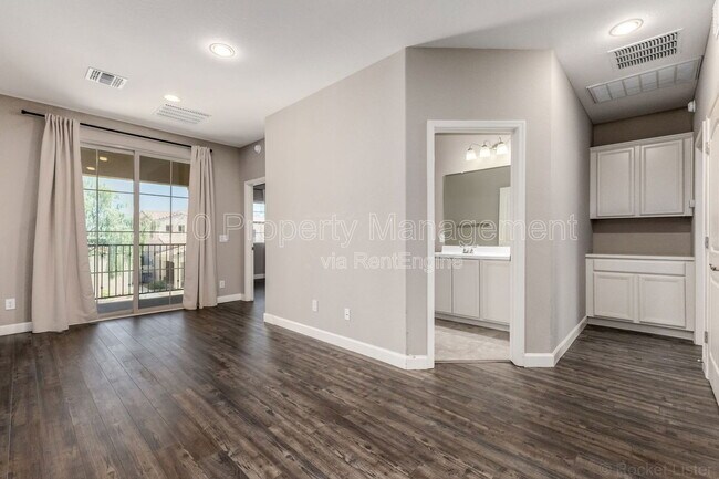 Building Photo - 1367 S Country Club Dr