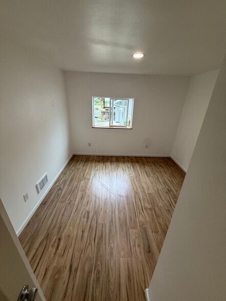 Building Photo - 16420 6th Ave W