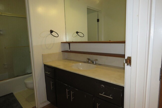 Building Photo - Unique Jr. One Bedroom with Views and Parking