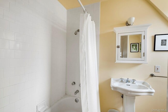 Building Photo - 150 King St