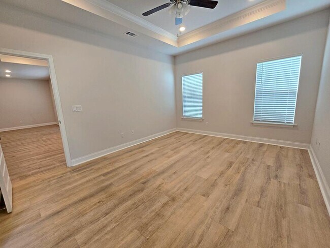 Building Photo - Elegant 4-Bedroom Lake Park Home with Open Layout, Modern Finishes, and Fenced Yard
