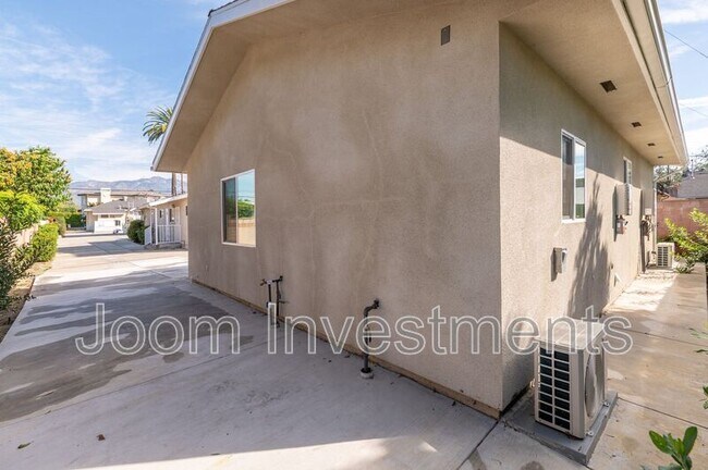 Building Photo - 9546 W Live Oak Ave