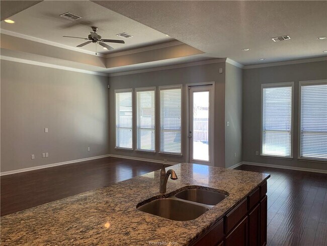 Building Photo - 2527 Portland Ave