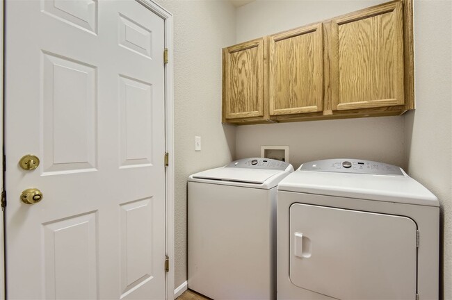 Building Photo - Newly Updated 3 Bedroom, 2 Bath Townhome I...