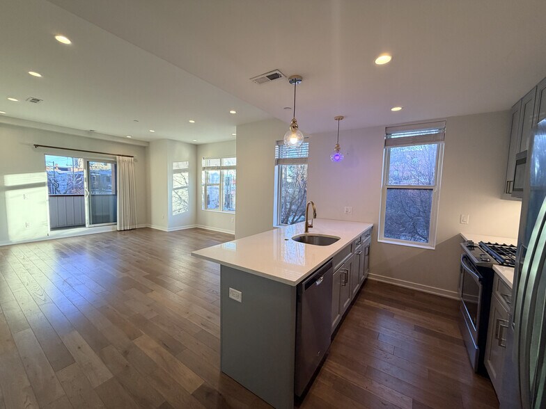 Building Photo - 1500 N American St