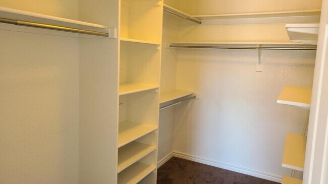 Building Photo - 818 S Terry St Unit 1