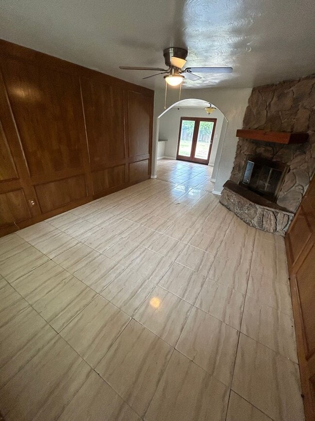 Building Photo - 2211 Granada Dr