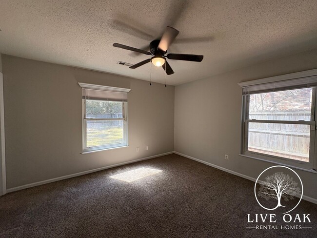 Building Photo - MOVE IN SPECIAL: $500 OFF 1ST FULL MONTH'S RENT!**