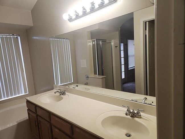 Building Photo - ?4 Bed / 2 Bath Single Level Gilbert Home with vaulted Ceilings *New Paint*?