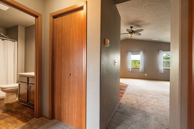 Building Photo - Charming Single-Level Home with Modern Com...