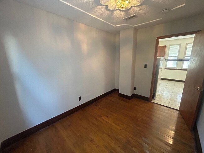 Building Photo - 5827 Lumley St