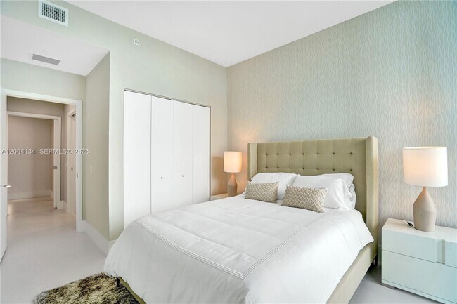 Building Photo - 501 NE 31st St